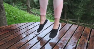 Ormanda zıplayan kadın bacakları.