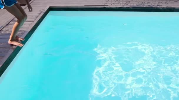 Garçon torse nu sautant dans la piscine — Video
