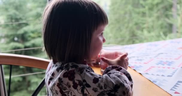 ガラスからジュースを飲む女の子 — ストック動画