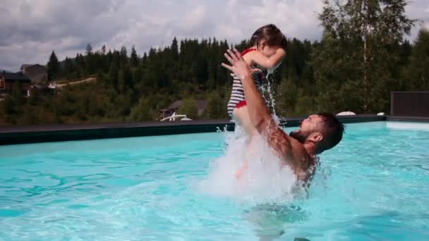 Vader speelt met dochter in zwembad — Stockvideo
