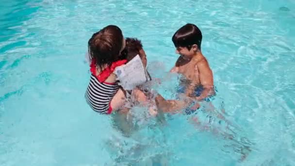 Otec s dětmi baví v bazénu — Stock video