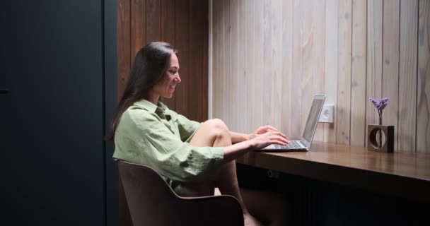 Gece geç saatte dizüstü bilgisayar kullanan mutlu kadın. — Stok video