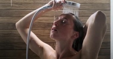 El banyosu yapan genç bir kadın.