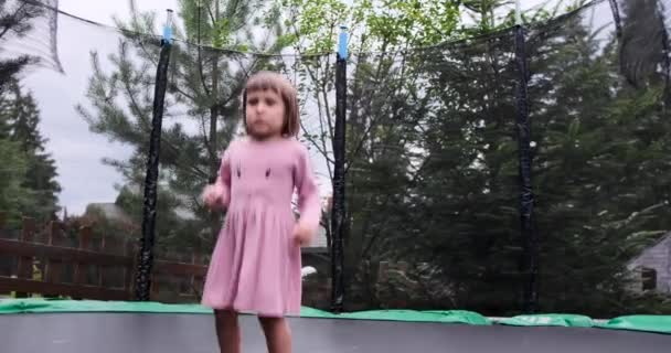 Kislány ugrál trambulinon — Stock videók