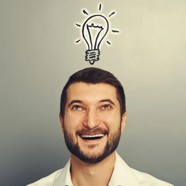 Sonriente joven mirando hacia arriba — Foto de Stock