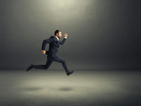 Homem de negócios em desgaste formal running — Fotografia de Stock