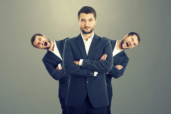 Schreiende Männer hinter selbstbewusstem Geschäftsmann — Stockfoto