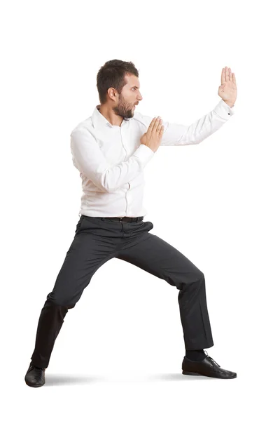 Man står i pose som karate — Stockfoto