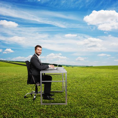 laptop yazarak işadamı