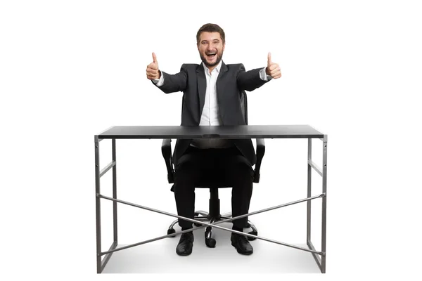 Homem de negócios feliz sentado à mesa — Fotografia de Stock