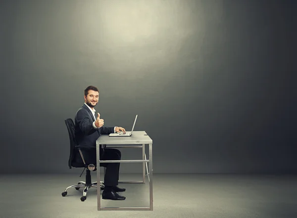 Succesvolle zakenman in de donkere kamer — Stockfoto