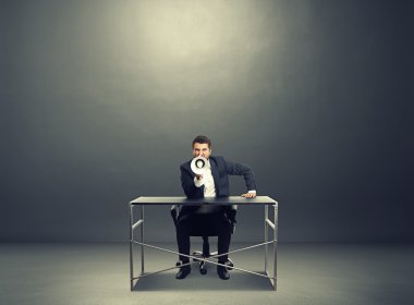 kızgın işadamı megafon ile çığlık