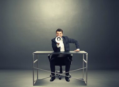 megafon ile çığlık ve arayan adam