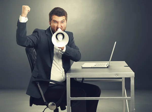 Agresivo hombre de negocios gritando — Foto de Stock