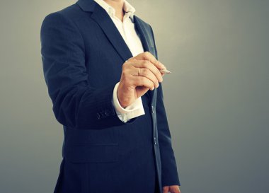 kalem tutan takım elbiseli adam