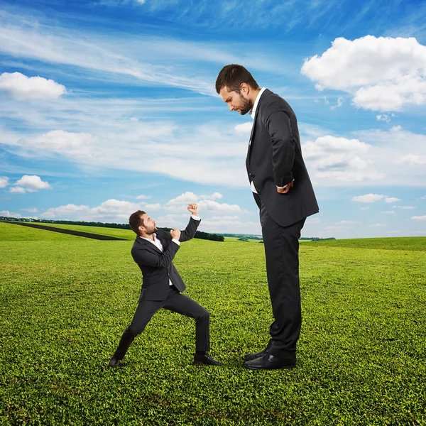 Hombre asustado y hombre de negocios disgustado — Foto de Stock