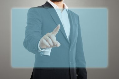 adam boş sanal ekrana dokunmak