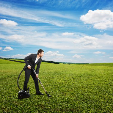 gülen işadamı çim yeşil vakumlama