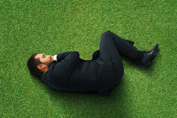 Man sleeping on the green grass — Stock Photo, Image