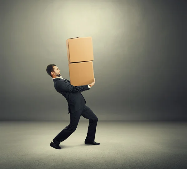 Hombre de negocios cansado llevando dos cajas — Foto de Stock