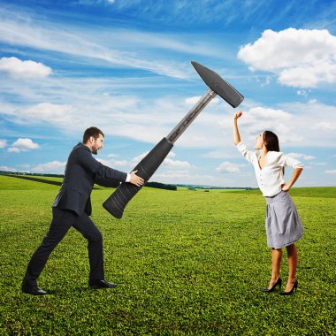 kadın gösteren yumruk