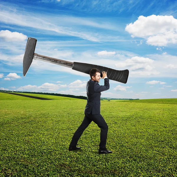 Hombre sosteniendo martillo y gritando — Foto de Stock