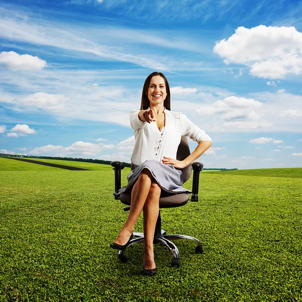 Ofis sandalye üzerinde oturan kadın — Stok fotoğraf