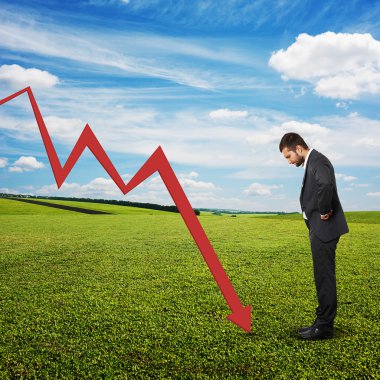 Grafiği bakarak memnun adam