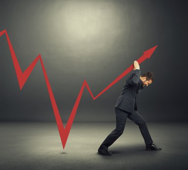 Kırmızı grafik destekleyen takım elbiseli adam