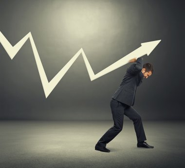 Beyaz grafik destekleyen takım elbiseli adam