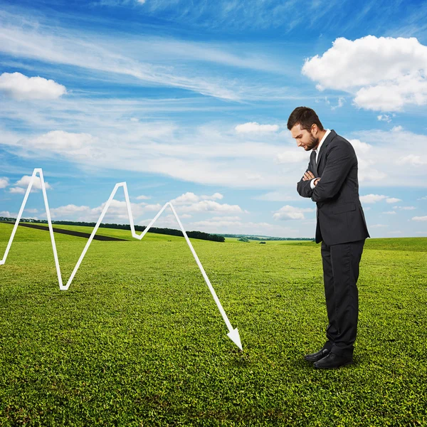 Hombre de negocios mirando gráfico negativo — Foto de Stock