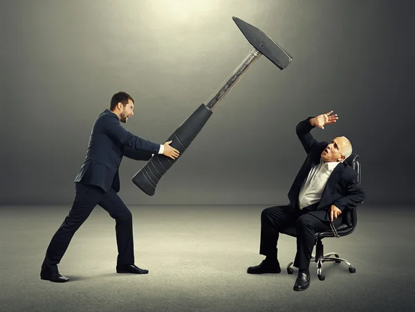 Hombre gritando a jefe mayor asustado — Foto de Stock