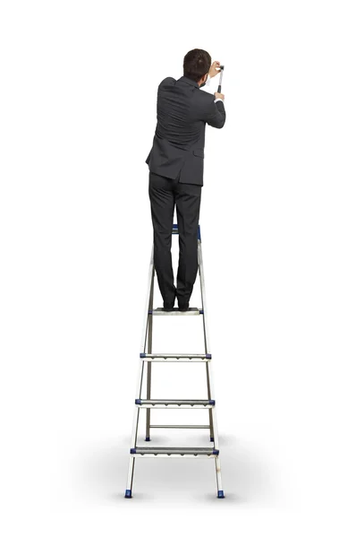 Empresario golpeando clavo en la pared —  Fotos de Stock