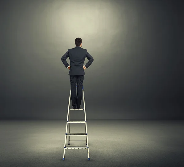 Hombre en la escalera — Foto de Stock