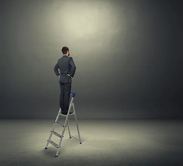 Man standing on the stepladder — Stock Photo, Image
