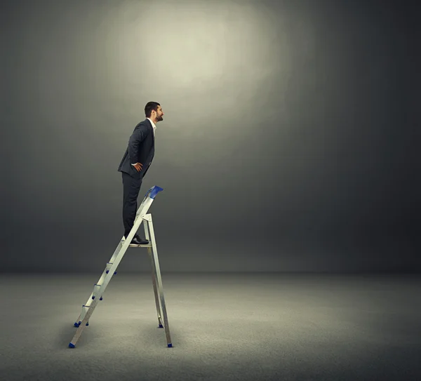 Sonriente hombre de negocios en la escalera — Foto de Stock