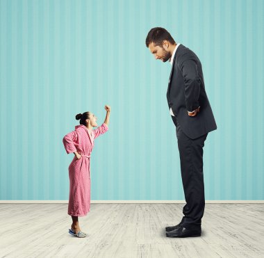 küçük kızgın kadın arayan adam