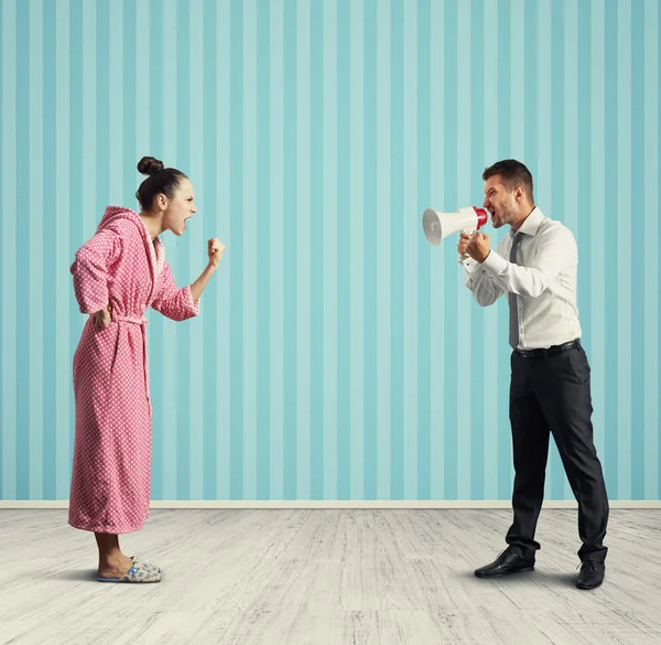 Unzufriedene Ehefrau und wütender Ehemann — Stockfoto