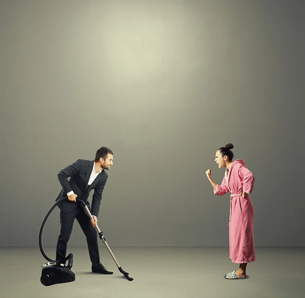 Uomo in tuta in possesso di aspirapolvere — Foto Stock