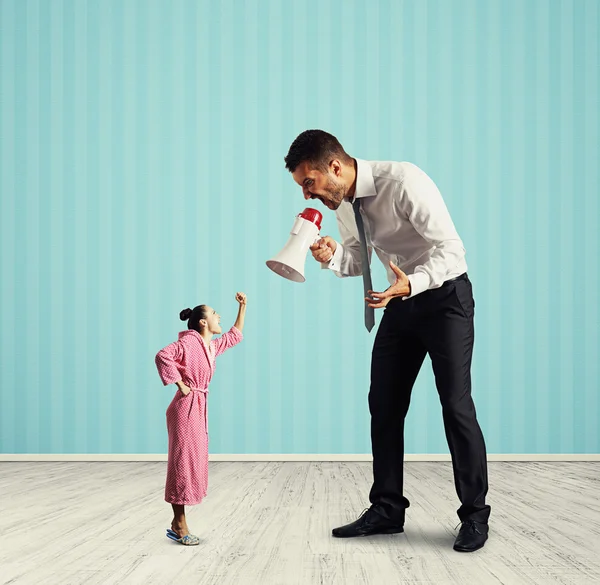 Vrouw schreeuwen op grote man — Stockfoto