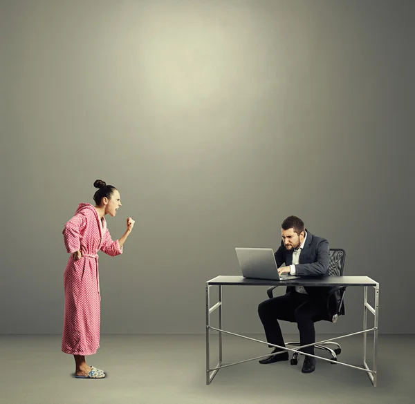 Woman screaming at busy husband — Stock Photo, Image