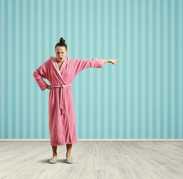 Femme au foyer en colère debout — Photo