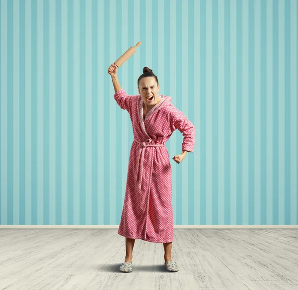 Screaming housewife with rolling pin — Stock Photo, Image