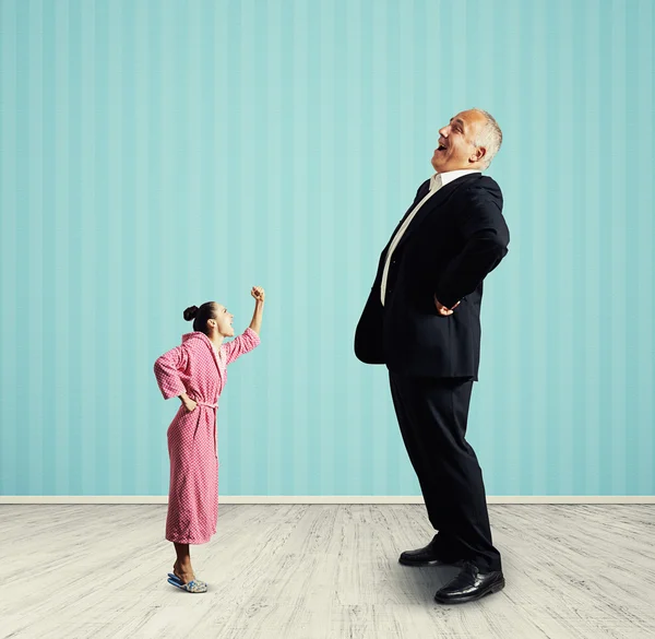 Irritado pequena mulher gritando — Fotografia de Stock