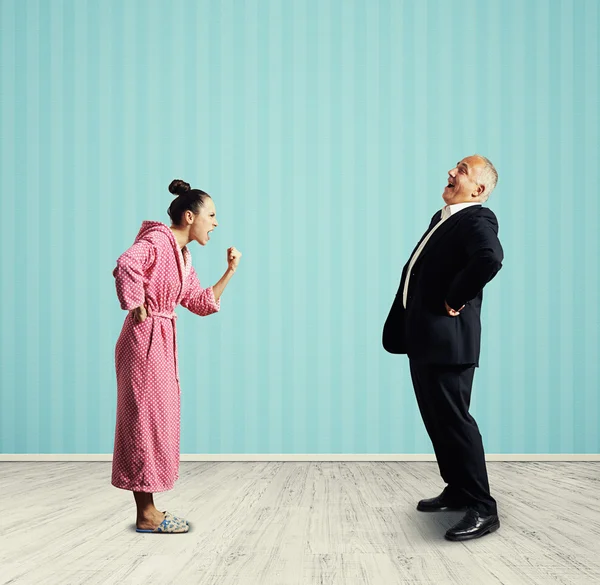 Mujer emocional y hombre riendo — Foto de Stock