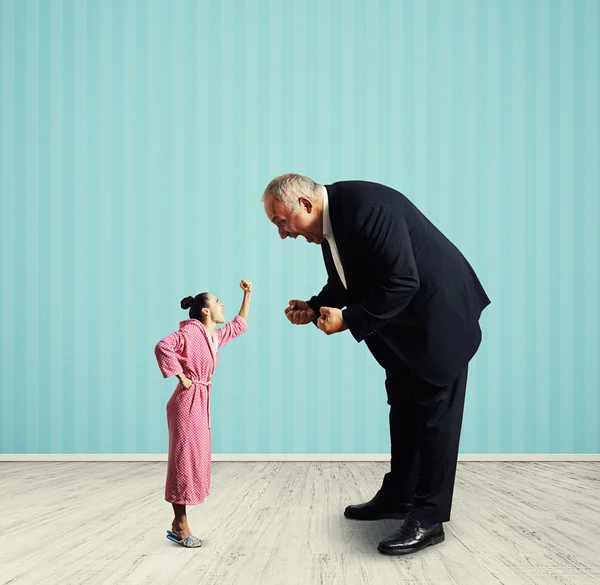 Homem gritando com mulher pequena — Fotografia de Stock