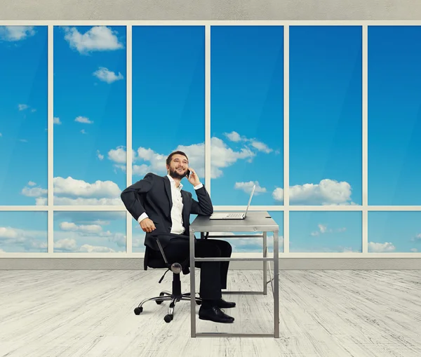 Homme d'affaires dans le bureau de lumière — Photo