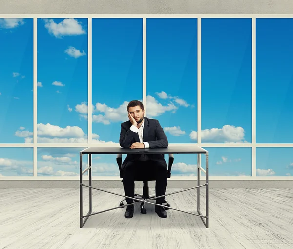 Mann sitzt im leeren Büro — Stockfoto