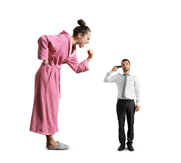 Mulher zangada gritando com pequeno homem cansado — Fotografia de Stock