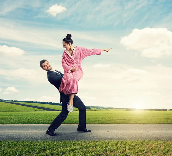 Uomo tenendo arrabbiato urlando donna — Foto Stock